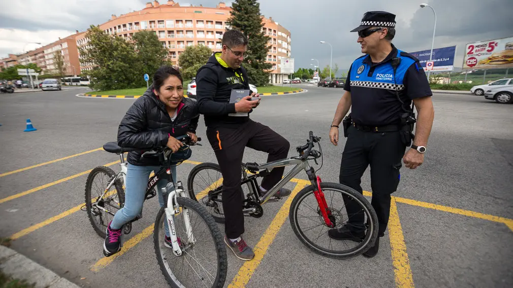Agentes de la Policía Foral y la Policía Local de Barañáin participan en el primer control preventivo de uso de la bicicleta (43). IÑIGO ALZUGARAY