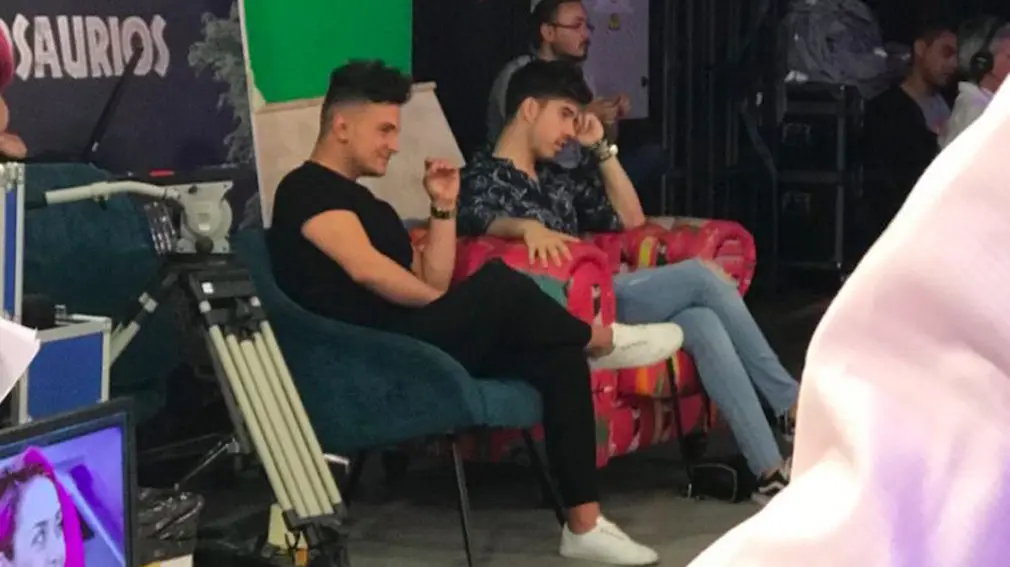 Imagen de Roi, el cantante de Operación Triunfo y jurado de Eurovisión, durante su visita al backstage de Sálvame para acompañar a su pareja.