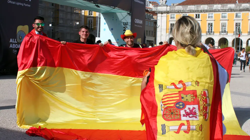Cientos de eurofans han arropado a Amaia Romero y Alfred García en Lisboa. CRISTIAN BETELU (3)