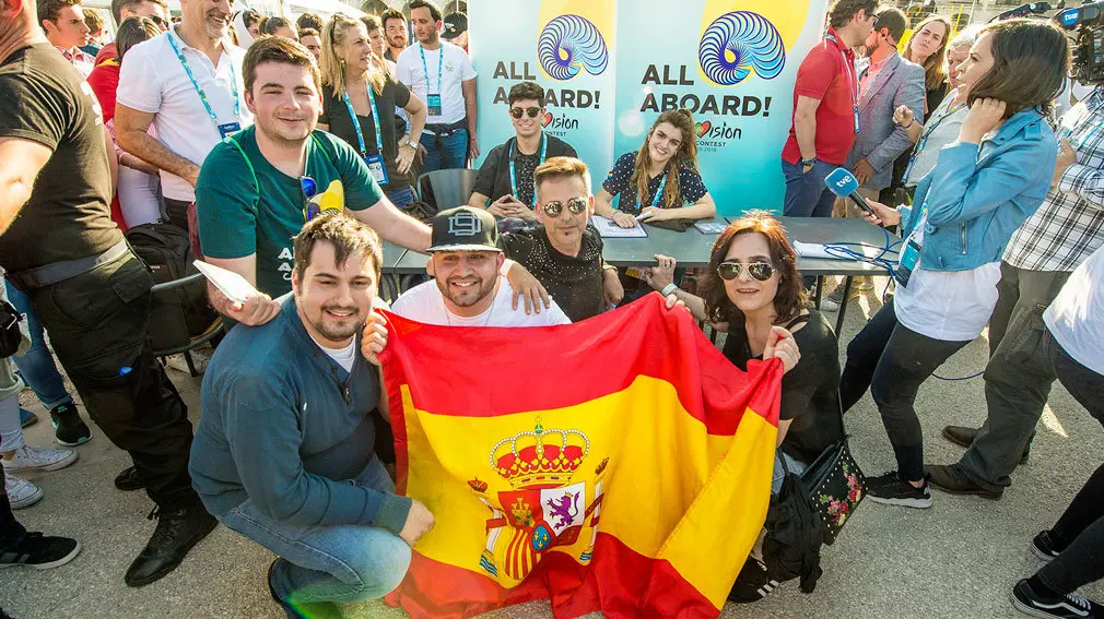 Cientos de eurofans han arropado a Amaia Romero y Alfred García en Lisboa TVE (1)