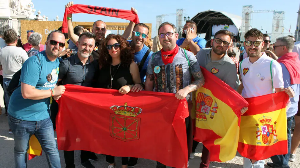 Varios navarros llenan el Eurovillage, el punto neurálgico y de encuentro para los seguidores del festival de Eurovisión en Lisboa. CRISTIAN BETELU