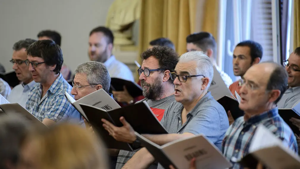 Últimos ensayos del Orfeón Pamplonés antes de viajar a San Petersburgo para participar en el festival de las Noches Blancas. PABLO LASAOSA
