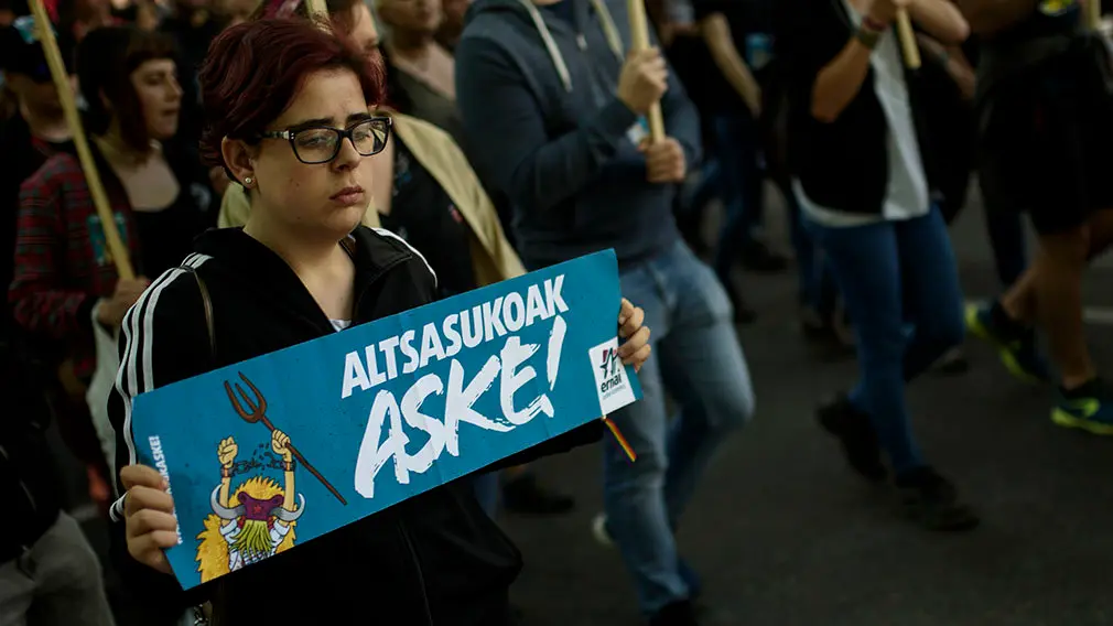 Manifestación convocada por el colectivo Ernai en rechazo a la sentencia por la agresión a dos guardias civiles en Alsasua.. MIGUEL OSÉS_2