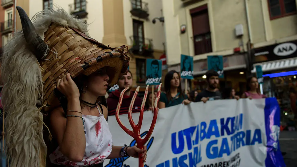 Manifestación convocada por el colectivo Ernai en rechazo a la sentencia por la agresión a dos guardias civiles en Alsasua.. MIGUEL OSÉS_10