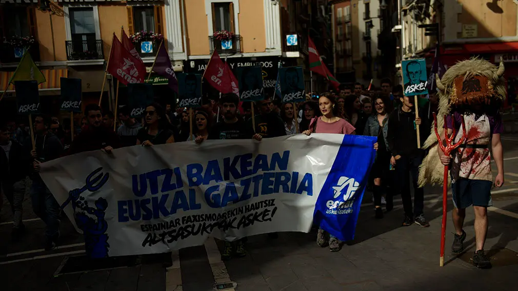 Manifestación convocada por el colectivo Ernai en rechazo a la sentencia por la agresión a dos guardias civiles en Alsasua.. MIGUEL OSÉS_11