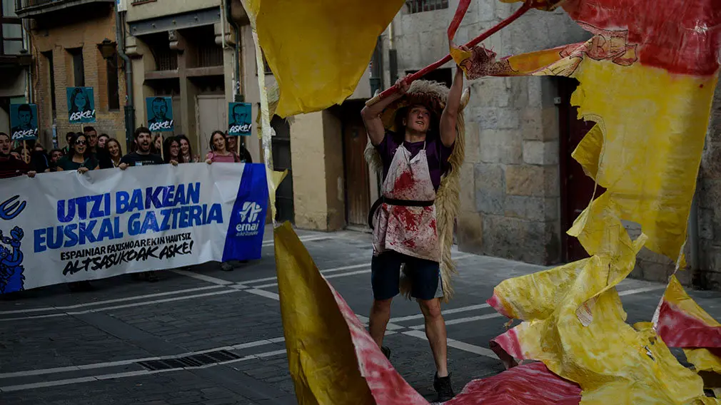 Manifestación convocada por el colectivo Ernai en rechazo a la sentencia por la agresión a dos guardias civiles en Alsasua.. MIGUEL OSÉS_12