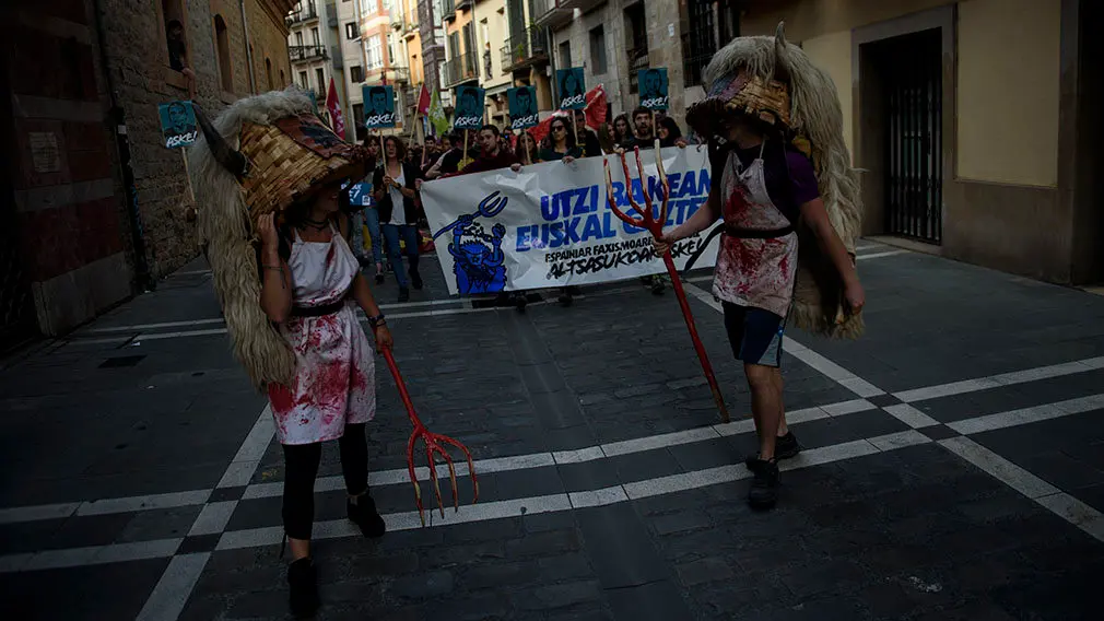 Manifestación convocada por el colectivo Ernai en rechazo a la sentencia por la agresión a dos guardias civiles en Alsasua.. MIGUEL OSÉS_13