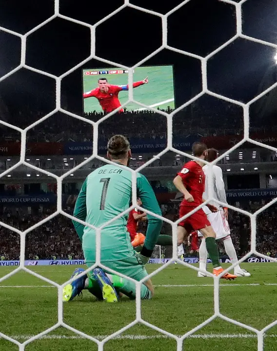 MUN04-148. SOCHI (RUSIA), 15/06/2018.- El portero español De Gea encaja el 2-1 durante el partido Portugal-España, del Grupo B del Mundial de Fútbol de Rusia 2018, en el Fisht de Sochi, Rusia, hoy 15 de junio de 2018 (RUSSIA SOCCER FIFA WORLD CUP, Portugal, Spain, Sochi). EFE/Sebastião Moreira [ATENCIÓN EDITORES: Sólo Uso editorial. Prohibido su uso en referencia con entidad comercial alguna. Prohibido su uso en alertas, descargas o mensajería multimedia en móviles. Las imágenes deberán aparecer como fotografías congeladas y no podrán emular la acción del juego mediante secuencias o fotomontajes. Ninguna imagen publicada podrá ser alterada, mediante texto o imagen superpuesta, en el caso de que (a) intencionalmente oculte o elimine el logotipo de un patrocinador o (b) añada y/o cubra la identificación comercial de terceras partes que no esté oficialmente asociada con la Copa Mundial de la FIFA.]