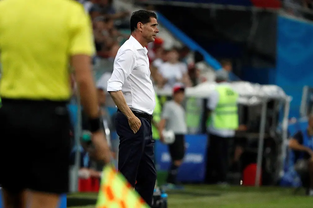 MUN04-161. SOCHI (RUSIA), 15/06/2018.- El seleccionador español Fernando Hierro reacciona durante el partido Portugal-España, del Grupo B del Mundial de Fútbol de Rusia 2018, en el Fisht de Sochi, Rusia, hoy 15 de junio de 2018 (RUSSIA SOCCER FIFA WORLD CUP, Portugal, Spain, Sochi). EFE/Javier Etxezarreta [ATENCIÓN EDITORES: Sólo Uso editorial. Prohibido su uso en referencia con entidad comercial alguna. Prohibido su uso en alertas, descargas o mensajería multimedia en móviles. Las imágenes deberán aparecer como fotografías congeladas y no podrán emular la acción del juego mediante secuencias o fotomontajes. Ninguna imagen publicada podrá ser alterada, mediante texto o imagen superpuesta, en el caso de que (a) intencionalmente oculte o elimine el logotipo de un patrocinador o (b) añada y/o cubra la identificación comercial de terceras partes que no esté oficialmente asociada con la Copa Mundial de la FIFA.]