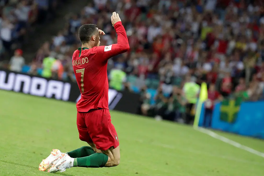 MUN04-146. SOCHI (RUSIA), 15/06/2018.- El delantero portugués Cristiano Ronaldo celebra tras marcar el 2-1 durante el partido Portugal-España, del Grupo B del Mundial de Fútbol de Rusia 2018, en el Fisht de Sochi, Rusia, hoy 15 de junio de 2018 (RUSSIA SOCCER FIFA WORLD CUP, Portugal, Spain, Sochi). EFE/Sebastião Moreira [ATENCIÓN EDITORES: Sólo Uso editorial. Prohibido su uso en referencia con entidad comercial alguna. Prohibido su uso en alertas, descargas o mensajería multimedia en móviles. Las imágenes deberán aparecer como fotografías congeladas y no podrán emular la acción del juego mediante secuencias o fotomontajes. Ninguna imagen publicada podrá ser alterada, mediante texto o imagen superpuesta, en el caso de que (a) intencionalmente oculte o elimine el logotipo de un patrocinador o (b) añada y/o cubra la identificación comercial de terceras partes que no esté oficialmente asociada con la Copa Mundial de la FIFA.]