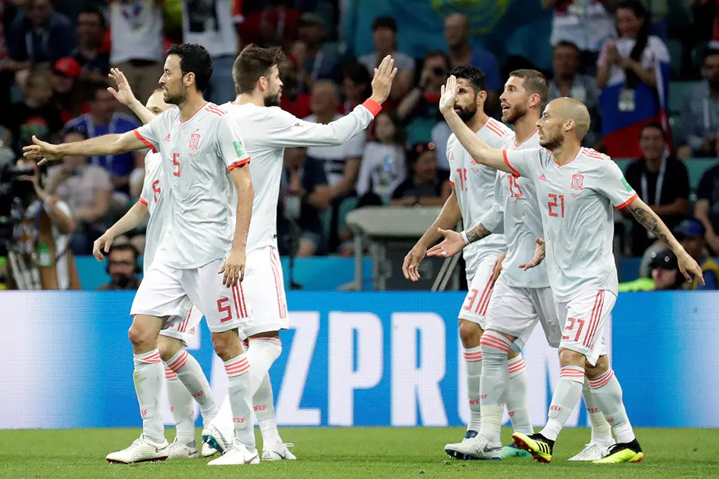 MUN04-122. SOCHI (RUSIA), 15/06/2018.- Los jugadores españoles celebran el 1-1 marcado por Diego Costa (3-d) durante el partido Portugal-España, del Grupo B del Mundial de Fútbol de Rusia 2018, en el Fisht de Sochi, Rusia, hoy 15 de junio de 2018 (RUSSIA SOCCER FIFA WORLD CUP, Portugal, Spain, Sochi). EFE/Sebastião Moreira [ATENCIÓN EDITORES: Sólo Uso editorial. Prohibido su uso en referencia con entidad comercial alguna. Prohibido su uso en alertas, descargas o mensajería multimedia en móviles. Las imágenes deberán aparecer como fotografías congeladas y no podrán emular la acción del juego mediante secuencias o fotomontajes. Ninguna imagen publicada podrá ser alterada, mediante texto o imagen superpuesta, en el caso de que (a) intencionalmente oculte o elimine el logotipo de un patrocinador o (b) añada y/o cubra la identificación comercial de terceras partes que no esté oficialmente asociada con la Copa Mundial de la FIFA.]