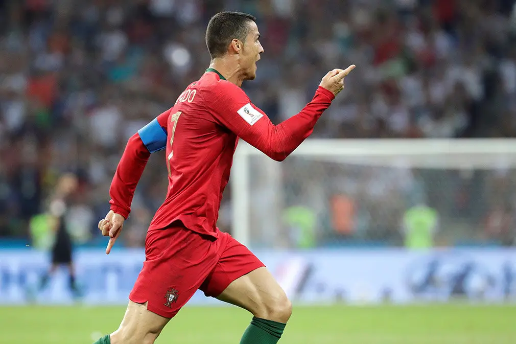 MUN04-146. SOCHI (RUSIA), 15/06/2018.- El delantero portugués Cristiano Ronaldo celebra tras marcar el 2-1 durante el partido Portugal-España, del Grupo B del Mundial de Fútbol de Rusia 2018, en el Fisht de Sochi, Rusia, hoy 15 de junio de 2018 (RUSSIA SOCCER FIFA WORLD CUP, Portugal, Spain, Sochi). EFE/Sebastião Moreira [ATENCIÓN EDITORES: Sólo Uso editorial. Prohibido su uso en referencia con entidad comercial alguna. Prohibido su uso en alertas, descargas o mensajería multimedia en móviles. Las imágenes deberán aparecer como fotografías congeladas y no podrán emular la acción del juego mediante secuencias o fotomontajes. Ninguna imagen publicada podrá ser alterada, mediante texto o imagen superpuesta, en el caso de que (a) intencionalmente oculte o elimine el logotipo de un patrocinador o (b) añada y/o cubra la identificación comercial de terceras partes que no esté oficialmente asociada con la Copa Mundial de la FIFA.]