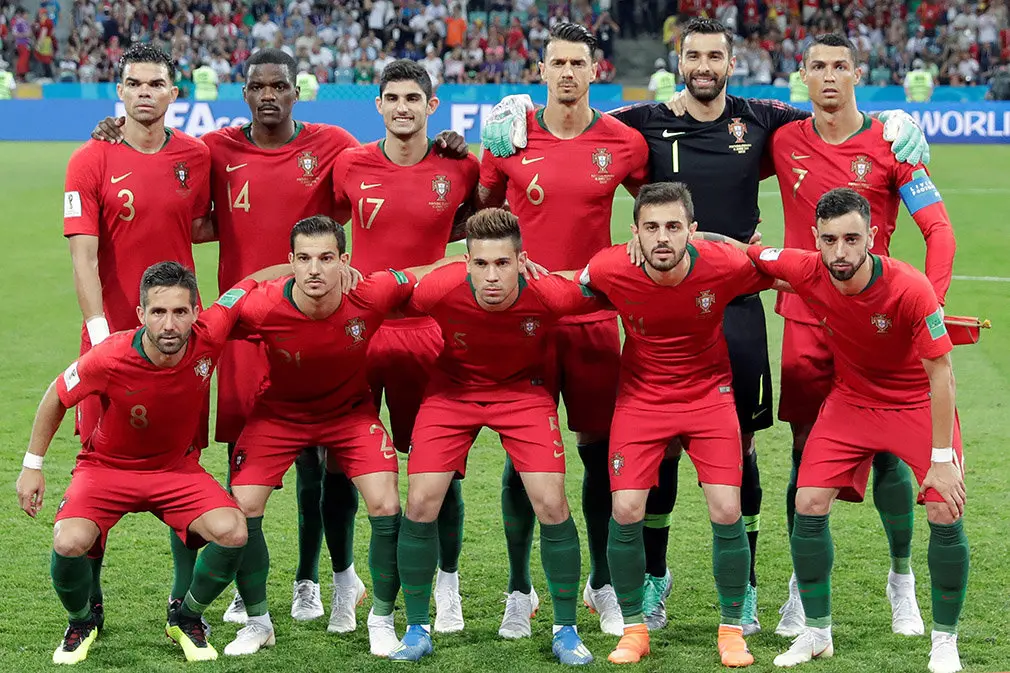 MUN04-151. SOCHI (RUSIA), 15/06/2018.- Los jugadores portugueses antes del inicio del partido Portugal-España, del Grupo B del Mundial de Fútbol de Rusia 2018, en el Fisht de Sochi, Rusia, hoy 15 de junio de 2018 (RUSSIA SOCCER FIFA WORLD CUP, Portugal, Spain, Sochi). EFE/Sebastião Moreira [ATENCIÓN EDITORES: Sólo Uso editorial. Prohibido su uso en referencia con entidad comercial alguna. Prohibido su uso en alertas, descargas o mensajería multimedia en móviles. Las imágenes deberán aparecer como fotografías congeladas y no podrán emular la acción del juego mediante secuencias o fotomontajes. Ninguna imagen publicada podrá ser alterada, mediante texto o imagen superpuesta, en el caso de que (a) intencionalmente oculte o elimine el logotipo de un patrocinador o (b) añada y/o cubra la identificación comercial de terceras partes que no esté oficialmente asociada con la Copa Mundial de la FIFA.]
