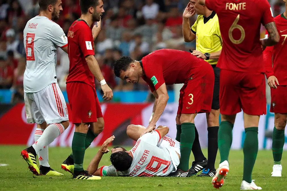 MUN04-123. SOCHI (RUSIA), 15/06/2018.- El delantero español Diego Costa reacciona durante el partido Portugal-España, del Grupo B del Mundial de Fútbol de Rusia 2018, en el Fisht de Sochi, Rusia, hoy 15 de junio de 2018 (RUSSIA SOCCER FIFA WORLD CUP, Portugal, Spain, Sochi). EFE/Javier Etxezarreta [ATENCIÓN EDITORES: Sólo Uso editorial. Prohibido su uso en referencia con entidad comercial alguna. Prohibido su uso en alertas, descargas o mensajería multimedia en móviles. Las imágenes deberán aparecer como fotografías congeladas y no podrán emular la acción del juego mediante secuencias o fotomontajes. Ninguna imagen publicada podrá ser alterada, mediante texto o imagen superpuesta, en el caso de que (a) intencionalmente oculte o elimine el logotipo de un patrocinador o (b) añada y/o cubra la identificación comercial de terceras partes que no esté oficialmente asociada con la Copa Mundial de la FIFA.]