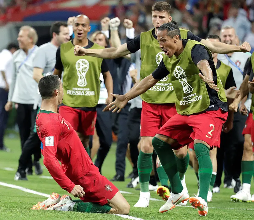 MUN04-149. SOCHI (RUSIA), 15/06/2018.- El delantero portugués Cristiano Ronaldo (c-i) celebra tras marcar el 2-1 durante el partido Portugal-España, del Grupo B del Mundial de Fútbol de Rusia 2018, en el Fisht de Sochi, Rusia, hoy 15 de junio de 2018 (RUSSIA SOCCER FIFA WORLD CUP, Portugal, Spain, Sochi). EFE/Sebastião Moreira [ATENCIÓN EDITORES: Sólo Uso editorial. Prohibido su uso en referencia con entidad comercial alguna. Prohibido su uso en alertas, descargas o mensajería multimedia en móviles. Las imágenes deberán aparecer como fotografías congeladas y no podrán emular la acción del juego mediante secuencias o fotomontajes. Ninguna imagen publicada podrá ser alterada, mediante texto o imagen superpuesta, en el caso de que (a) intencionalmente oculte o elimine el logotipo de un patrocinador o (b) añada y/o cubra la identificación comercial de terceras partes que no esté oficialmente asociada con la Copa Mundial de la FIFA.]