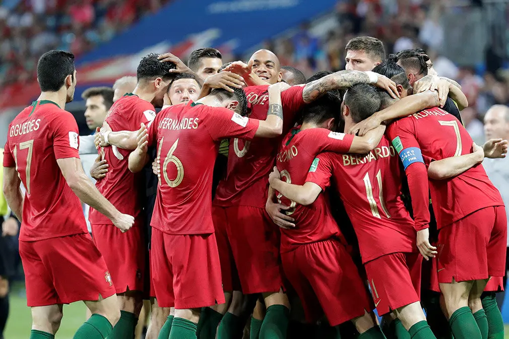 MUN04-127. SOCHI (RUSIA), 15/06/2018.- El delantero portugués Cristiano Ronaldo (d) celebra tras marcar el 2-1 durante el partido Portugal-España, del Grupo B del Mundial de Fútbol de Rusia 2018, en el Fisht de Sochi, Rusia, hoy 15 de junio de 2018 (RUSSIA SOCCER FIFA WORLD CUP, Portugal, Spain, Sochi). EFE/Sebastião Moreira [ATENCIÓN EDITORES: Sólo Uso editorial. Prohibido su uso en referencia con entidad comercial alguna. Prohibido su uso en alertas, descargas o mensajería multimedia en móviles. Las imágenes deberán aparecer como fotografías congeladas y no podrán emular la acción del juego mediante secuencias o fotomontajes. Ninguna imagen publicada podrá ser alterada, mediante texto o imagen superpuesta, en el caso de que (a) intencionalmente oculte o elimine el logotipo de un patrocinador o (b) añada y/o cubra la identificación comercial de terceras partes que no esté oficialmente asociada con la Copa Mundial de la FIFA.]