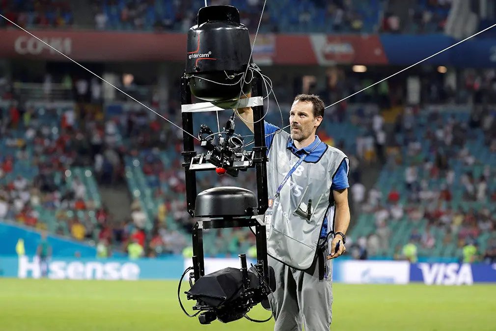 MUN04-154. SOCHI (RUSIA), 15/06/2018.- Un operario prepara una de las cámaras antes del partido Portugal-España, del Grupo B del Mundial de Fútbol de Rusia 2018, en el Fisht de Sochi, Rusia, hoy 15 de junio de 2018 (RUSSIA SOCCER FIFA WORLD CUP, Portugal, Spain, Sochi). EFE/Sebastião Moreira [ATENCIÓN EDITORES: Sólo Uso editorial. Prohibido su uso en referencia con entidad comercial alguna. Prohibido su uso en alertas, descargas o mensajería multimedia en móviles. Las imágenes deberán aparecer como fotografías congeladas y no podrán emular la acción del juego mediante secuencias o fotomontajes. Ninguna imagen publicada podrá ser alterada, mediante texto o imagen superpuesta, en el caso de que (a) intencionalmente oculte o elimine el logotipo de un patrocinador o (b) añada y/o cubra la identificación comercial de terceras partes que no esté oficialmente asociada con la Copa Mundial de la FIFA.]