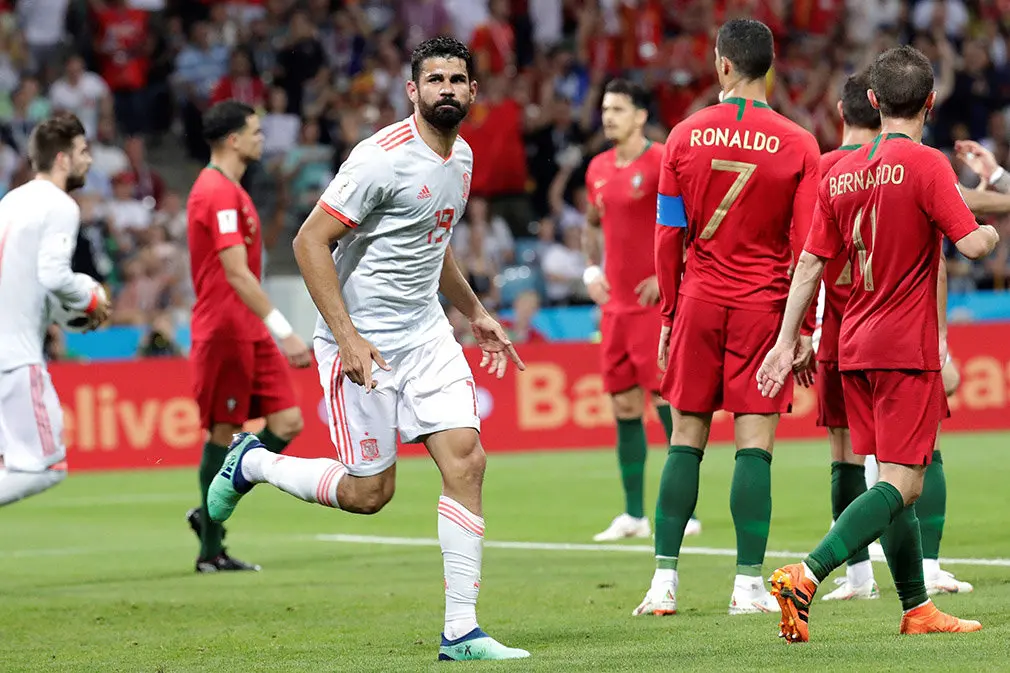 MUN04-167. SOCHI (RUSIA), 15/06/2018.- El delantero español Diego Costa celebra tras marcar el 2-2 durante el partido Portugal-España, del Grupo B del Mundial de Fútbol de Rusia 2018, en el Fisht de Sochi, Rusia, hoy 15 de junio de 2018 (RUSSIA SOCCER FIFA WORLD CUP, Portugal, Spain, Sochi). EFE/Sebastião Moreira [ATENCIÓN EDITORES: Sólo Uso editorial. Prohibido su uso en referencia con entidad comercial alguna. Prohibido su uso en alertas, descargas o mensajería multimedia en móviles. Las imágenes deberán aparecer como fotografías congeladas y no podrán emular la acción del juego mediante secuencias o fotomontajes. Ninguna imagen publicada podrá ser alterada, mediante texto o imagen superpuesta, en el caso de que (a) intencionalmente oculte o elimine el logotipo de un patrocinador o (b) añada y/o cubra la identificación comercial de terceras partes que no esté oficialmente asociada con la Copa Mundial de la FIFA.]