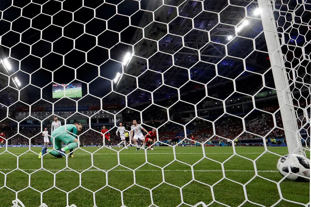 MUN04-148. SOCHI (RUSIA), 15/06/2018.- El portero español De Gea encaja el 2-1 durante el partido Portugal-España, del Grupo B del Mundial de Fútbol de Rusia 2018, en el Fisht de Sochi, Rusia, hoy 15 de junio de 2018 (RUSSIA SOCCER FIFA WORLD CUP, Portugal, Spain, Sochi). EFE/Sebastião Moreira [ATENCIÓN EDITORES: Sólo Uso editorial. Prohibido su uso en referencia con entidad comercial alguna. Prohibido su uso en alertas, descargas o mensajería multimedia en móviles. Las imágenes deberán aparecer como fotografías congeladas y no podrán emular la acción del juego mediante secuencias o fotomontajes. Ninguna imagen publicada podrá ser alterada, mediante texto o imagen superpuesta, en el caso de que (a) intencionalmente oculte o elimine el logotipo de un patrocinador o (b) añada y/o cubra la identificación comercial de terceras partes que no esté oficialmente asociada con la Copa Mundial de la FIFA.]
