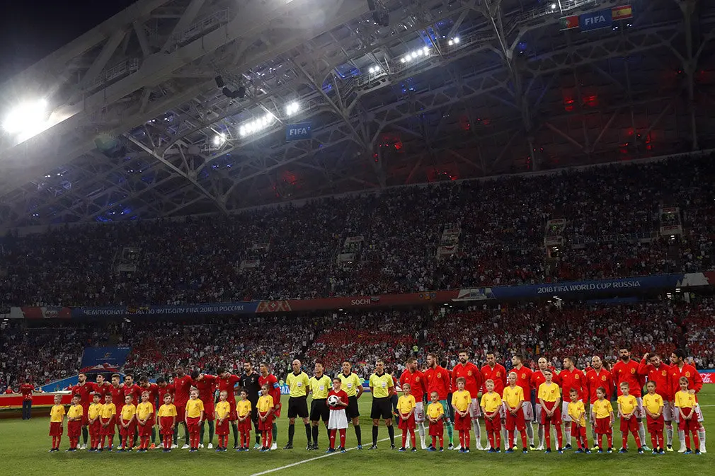MUN04-110. SOCHI (RUSIA), 15/06/2018.- Los jugadores españoles y portugueses escuchan los himnos durante el partido Portugal-España, del Grupo B del Mundial de Fútbol de Rusia 2018, en el Fisht de Sochi, Rusia, hoy 15 de junio de 2018 (RUSSIA SOCCER FIFA WORLD CUP, Portugal, Spain, Sochi). EFE/Javier Etxezarreta [ATENCIÓN EDITORES: Sólo Uso editorial. Prohibido su uso en referencia con entidad comercial alguna. Prohibido su uso en alertas, descargas o mensajería multimedia en móviles. Las imágenes deberán aparecer como fotografías congeladas y no podrán emular la acción del juego mediante secuencias o fotomontajes. Ninguna imagen publicada podrá ser alterada, mediante texto o imagen superpuesta, en el caso de que (a) intencionalmente oculte o elimine el logotipo de un patrocinador o (b) añada y/o cubra la identificación comercial de terceras partes que no esté oficialmente asociada con la Copa Mundial de la FIFA.]