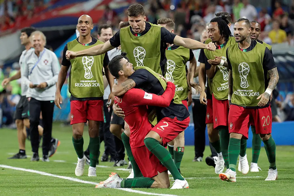 MUN04-149. SOCHI (RUSIA), 15/06/2018.- El delantero portugués Cristiano Ronaldo (c-i) celebra tras marcar el 2-1 durante el partido Portugal-España, del Grupo B del Mundial de Fútbol de Rusia 2018, en el Fisht de Sochi, Rusia, hoy 15 de junio de 2018 (RUSSIA SOCCER FIFA WORLD CUP, Portugal, Spain, Sochi). EFE/Sebastião Moreira [ATENCIÓN EDITORES: Sólo Uso editorial. Prohibido su uso en referencia con entidad comercial alguna. Prohibido su uso en alertas, descargas o mensajería multimedia en móviles. Las imágenes deberán aparecer como fotografías congeladas y no podrán emular la acción del juego mediante secuencias o fotomontajes. Ninguna imagen publicada podrá ser alterada, mediante texto o imagen superpuesta, en el caso de que (a) intencionalmente oculte o elimine el logotipo de un patrocinador o (b) añada y/o cubra la identificación comercial de terceras partes que no esté oficialmente asociada con la Copa Mundial de la FIFA.]