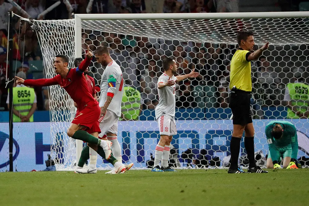 MUN04-130. SOCHI (RUSIA), 15/06/2018.- El delantero portugués Cristiano Ronaldo celebra tras marcar el 2-1 durante el partido Portugal-España, del Grupo B del Mundial de Fútbol de Rusia 2018, en el Fisht de Sochi, Rusia, hoy 15 de junio de 2018 (RUSSIA SOCCER FIFA WORLD CUP, Portugal, Spain, Sochi). EFE/Javier Etxezarreta [ATENCIÓN EDITORES: Sólo Uso editorial. Prohibido su uso en referencia con entidad comercial alguna. Prohibido su uso en alertas, descargas o mensajería multimedia en móviles. Las imágenes deberán aparecer como fotografías congeladas y no podrán emular la acción del juego mediante secuencias o fotomontajes. Ninguna imagen publicada podrá ser alterada, mediante texto o imagen superpuesta, en el caso de que (a) intencionalmente oculte o elimine el logotipo de un patrocinador o (b) añada y/o cubra la identificación comercial de terceras partes que no esté oficialmente asociada con la Copa Mundial de la FIFA.]