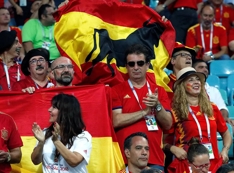 MUN04-8. SOCHI (RUSIA), 15/06/2018.- Aficionados españoles antes del inicio del partido Portugal-España, del Grupo B del Mundial de Fútbol de Rusia 2018, en el Fisht de Sochi, Rusia, hoy 15 de junio de 2018 (RUSSIA SOCCER FIFA WORLD CUP, Portugal, Spain, Sochi). EFE/Javier Etxezarreta [ATENCIÓN EDITORES: Sólo Uso editorial. Prohibido su uso en referencia con entidad comercial alguna. Prohibido su uso en alertas, descargas o mensajería multimedia en móviles. Las imágenes deberán aparecer como fotografías congeladas y no podrán emular la acción del juego mediante secuencias o fotomontajes. Ninguna imagen publicada podrá ser alterada, mediante texto o imagen superpuesta, en el caso de que (a) intencionalmente oculte o elimine el logotipo de un patrocinador o (b) añada y/o cubra la identificación comercial de terceras partes que no esté oficialmente asociada con la Copa Mundial de la FIFA.]