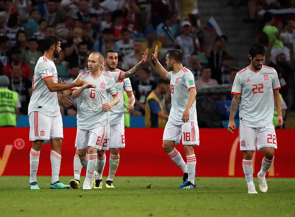 MUN04-168. SOCHI (RUSIA), 15/06/2018.- El delantero español Diego Costa (i) celebra con sus compañeros tras marcar el 2-2 durante el partido Portugal-España, del Grupo B del Mundial de Fútbol de Rusia 2018, en el Fisht de Sochi, Rusia, hoy 15 de junio de 2018 (RUSSIA SOCCER FIFA WORLD CUP, Portugal, Spain, Sochi). EFE/Javier Etxezarreta [ATENCIÓN EDITORES: Sólo Uso editorial. Prohibido su uso en referencia con entidad comercial alguna. Prohibido su uso en alertas, descargas o mensajería multimedia en móviles. Las imágenes deberán aparecer como fotografías congeladas y no podrán emular la acción del juego mediante secuencias o fotomontajes. Ninguna imagen publicada podrá ser alterada, mediante texto o imagen superpuesta, en el caso de que (a) intencionalmente oculte o elimine el logotipo de un patrocinador o (b) añada y/o cubra la identificación comercial de terceras partes que no esté oficialmente asociada con la Copa Mundial de la FIFA.]