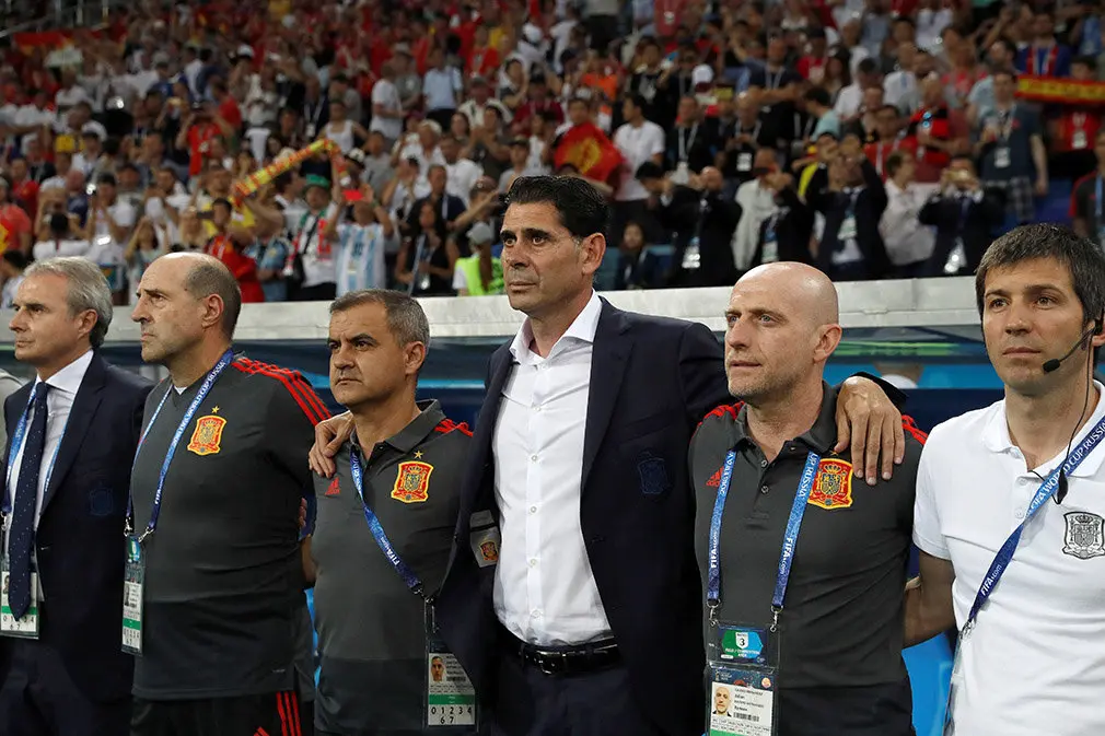 MUN04-108. SOCHI (RUSIA), 15/06/2018.- El seleccionador español Fernando Hierro (c) durante el partido Portugal-España, del Grupo B del Mundial de Fútbol de Rusia 2018, en el Fisht de Sochi, Rusia, hoy 15 de junio de 2018 (RUSSIA SOCCER FIFA WORLD CUP, Portugal, Spain, Sochi). EFE/Javier Etxezarreta [ATENCIÓN EDITORES: Sólo Uso editorial. Prohibido su uso en referencia con entidad comercial alguna. Prohibido su uso en alertas, descargas o mensajería multimedia en móviles. Las imágenes deberán aparecer como fotografías congeladas y no podrán emular la acción del juego mediante secuencias o fotomontajes. Ninguna imagen publicada podrá ser alterada, mediante texto o imagen superpuesta, en el caso de que (a) intencionalmente oculte o elimine el logotipo de un patrocinador o (b) añada y/o cubra la identificación comercial de terceras partes que no esté oficialmente asociada con la Copa Mundial de la FIFA.]