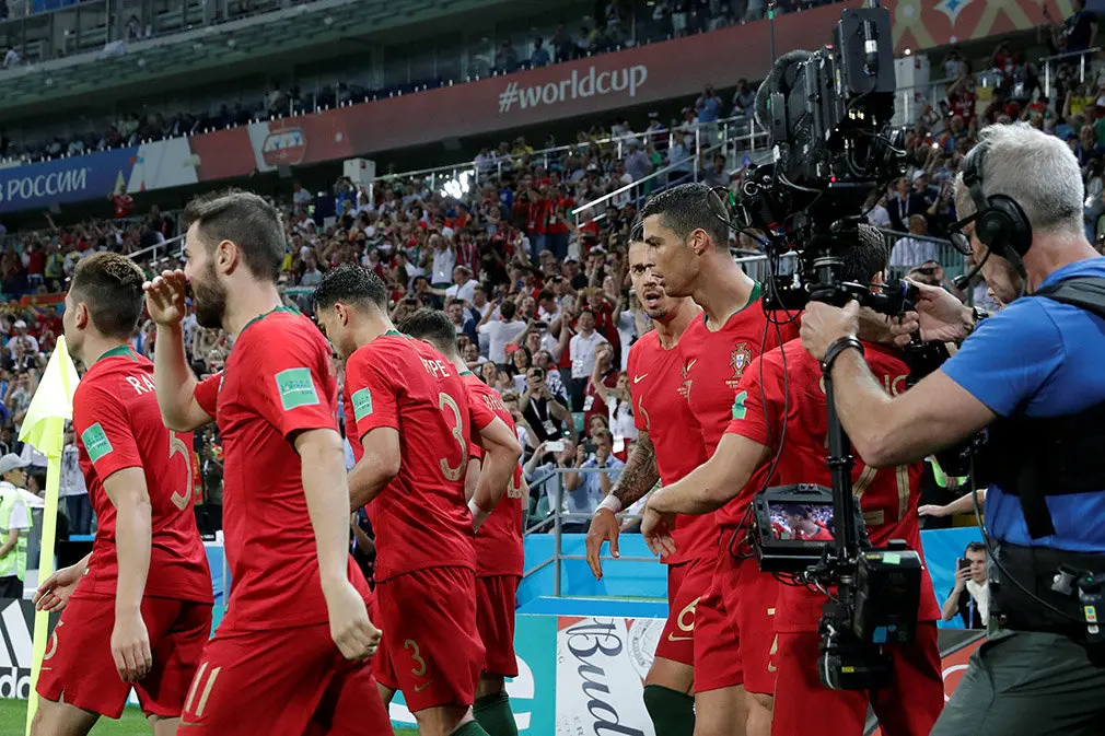 MUN04-120. SOCHI (RUSIA), 15/06/2018.- El delantero portugués Cristiano Ronaldo (d) celebra tras marcar el 1-0 durante el partido Portugal-España, del Grupo B del Mundial de Fútbol de Rusia 2018, en el Fisht de Sochi, Rusia, hoy 15 de junio de 2018 (RUSSIA SOCCER FIFA WORLD CUP, Portugal, Spain, Sochi). EFE/Sebastião Moreira [ATENCIÓN EDITORES: Sólo Uso editorial. Prohibido su uso en referencia con entidad comercial alguna. Prohibido su uso en alertas, descargas o mensajería multimedia en móviles. Las imágenes deberán aparecer como fotografías congeladas y no podrán emular la acción del juego mediante secuencias o fotomontajes. Ninguna imagen publicada podrá ser alterada, mediante texto o imagen superpuesta, en el caso de que (a) intencionalmente oculte o elimine el logotipo de un patrocinador o (b) añada y/o cubra la identificación comercial de terceras partes que no esté oficialmente asociada con la Copa Mundial de la FIFA.]