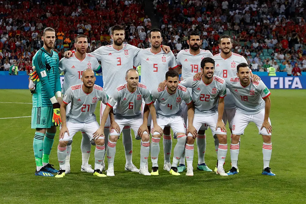 MUN04-107. SOCHI (RUSIA), 15/06/2018.- Los jugadores españoles durante el partido Portugal-España, del Grupo B del Mundial de Fútbol de Rusia 2018, en el Fisht de Sochi, Rusia, hoy 15 de junio de 2018 (RUSSIA SOCCER FIFA WORLD CUP, Portugal, Spain, Sochi). EFE/Javier Etxezarreta [ATENCIÓN EDITORES: Sólo Uso editorial. Prohibido su uso en referencia con entidad comercial alguna. Prohibido su uso en alertas, descargas o mensajería multimedia en móviles. Las imágenes deberán aparecer como fotografías congeladas y no podrán emular la acción del juego mediante secuencias o fotomontajes. Ninguna imagen publicada podrá ser alterada, mediante texto o imagen superpuesta, en el caso de que (a) intencionalmente oculte o elimine el logotipo de un patrocinador o (b) añada y/o cubra la identificación comercial de terceras partes que no esté oficialmente asociada con la Copa Mundial de la FIFA.]