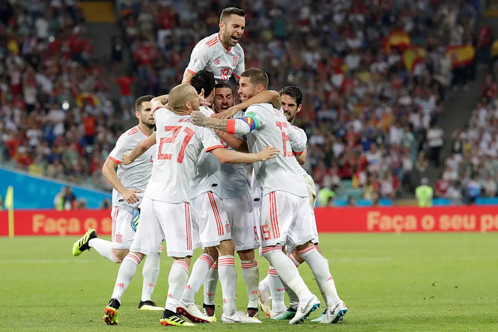 MUN04-172. SOCHI (RUSIA), 15/06/2018.- Los jugadores españoles celebran el 2-2 durante el partido Portugal-España, del Grupo B del Mundial de Fútbol de Rusia 2018, en el Fisht de Sochi, Rusia, hoy 15 de junio de 2018 (RUSSIA SOCCER FIFA WORLD CUP, Portugal, Spain, Sochi). EFE/Sebastião Moreira [ATENCIÓN EDITORES: Sólo Uso editorial. Prohibido su uso en referencia con entidad comercial alguna. Prohibido su uso en alertas, descargas o mensajería multimedia en móviles. Las imágenes deberán aparecer como fotografías congeladas y no podrán emular la acción del juego mediante secuencias o fotomontajes. Ninguna imagen publicada podrá ser alterada, mediante texto o imagen superpuesta, en el caso de que (a) intencionalmente oculte o elimine el logotipo de un patrocinador o (b) añada y/o cubra la identificación comercial de terceras partes que no esté oficialmente asociada con la Copa Mundial de la FIFA.]