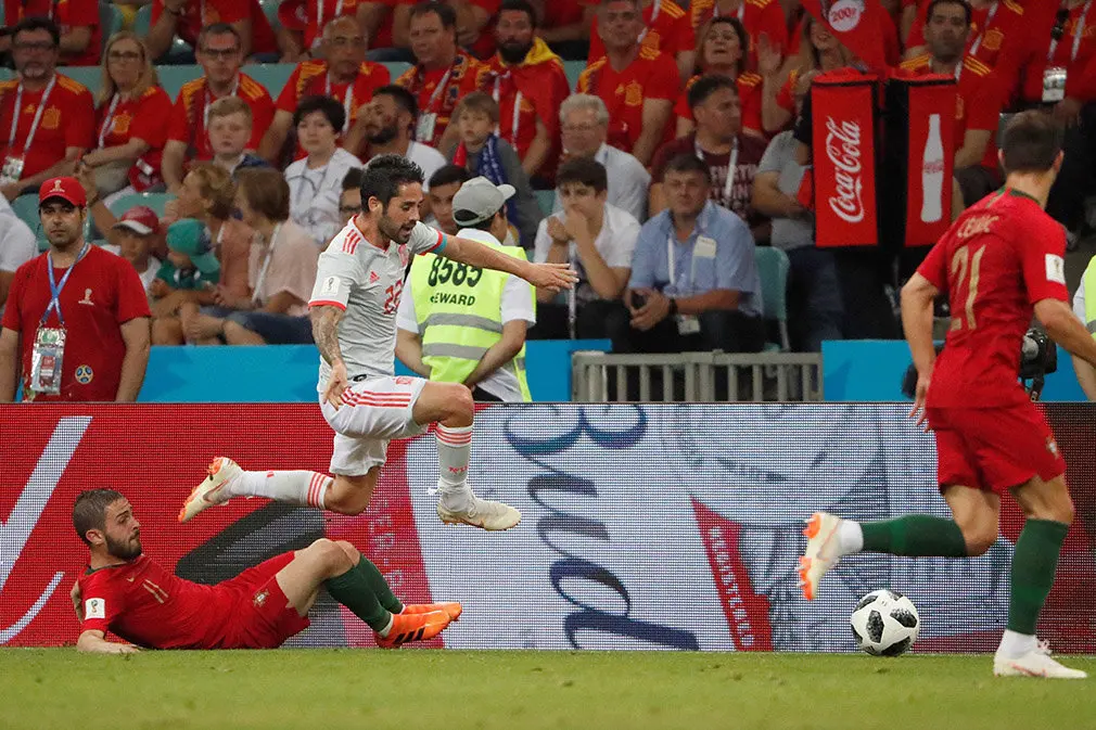 MUN04-112. SOCHI (RUSIA), 15/06/2018.- ,El centrocampista portugués Bernardo Silva (i) y el centrocampista español Isco (c) durante el partido Portugal-España, del Grupo B del Mundial de Fútbol de Rusia 2018, en el Fisht de Sochi, Rusia, hoy 15 de junio de 2018 (RUSSIA SOCCER FIFA WORLD CUP, Portugal, Spain, Sochi). EFE/Javier Etxezarreta [ATENCIÓN EDITORES: Sólo Uso editorial. Prohibido su uso en referencia con entidad comercial alguna. Prohibido su uso en alertas, descargas o mensajería multimedia en móviles. Las imágenes deberán aparecer como fotografías congeladas y no podrán emular la acción del juego mediante secuencias o fotomontajes. Ninguna imagen publicada podrá ser alterada, mediante texto o imagen superpuesta, en el caso de que (a) intencionalmente oculte o elimine el logotipo de un patrocinador o (b) añada y/o cubra la identificación comercial de terceras partes que no esté oficialmente asociada con la Copa Mundial de la FIFA.]