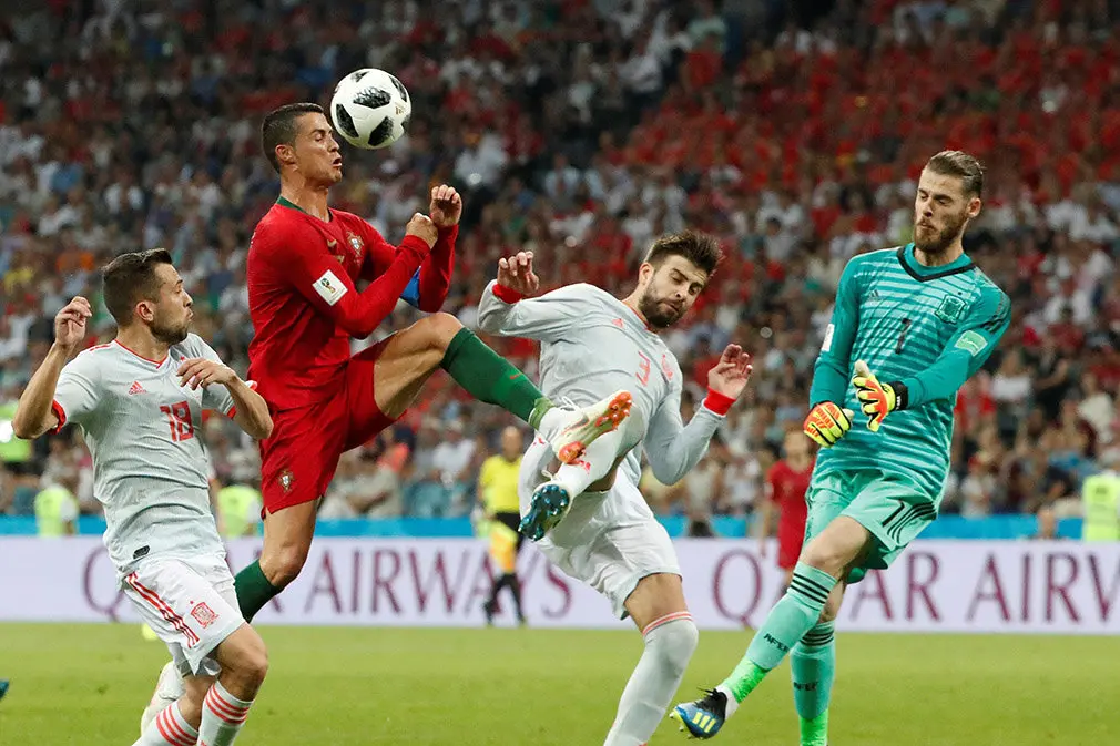 MUN04-223. SOCHI (RUSIA), 15/06/2018.- El delantero portugués Cristiano Ronaldo y el portero español De Gea (d) durante el partido Portugal-España, del Grupo B del Mundial de Fútbol de Rusia 2018, en el Fisht de Sochi, Rusia, hoy 15 de junio de 2018 (RUSSIA SOCCER FIFA WORLD CUP, Portugal, Spain, Sochi). EFE/Javier Etxezarreta [ATENCIÓN EDITORES: Sólo Uso editorial. Prohibido su uso en referencia con entidad comercial alguna. Prohibido su uso en alertas, descargas o mensajería multimedia en móviles. Las imágenes deberán aparecer como fotografías congeladas y no podrán emular la acción del juego mediante secuencias o fotomontajes. Ninguna imagen publicada podrá ser alterada, mediante texto o imagen superpuesta, en el caso de que (a) intencionalmente oculte o elimine el logotipo de un patrocinador o (b) añada y/o cubra la identificación comercial de terceras partes que no esté oficialmente asociada con la Copa Mundial de la FIFA.]