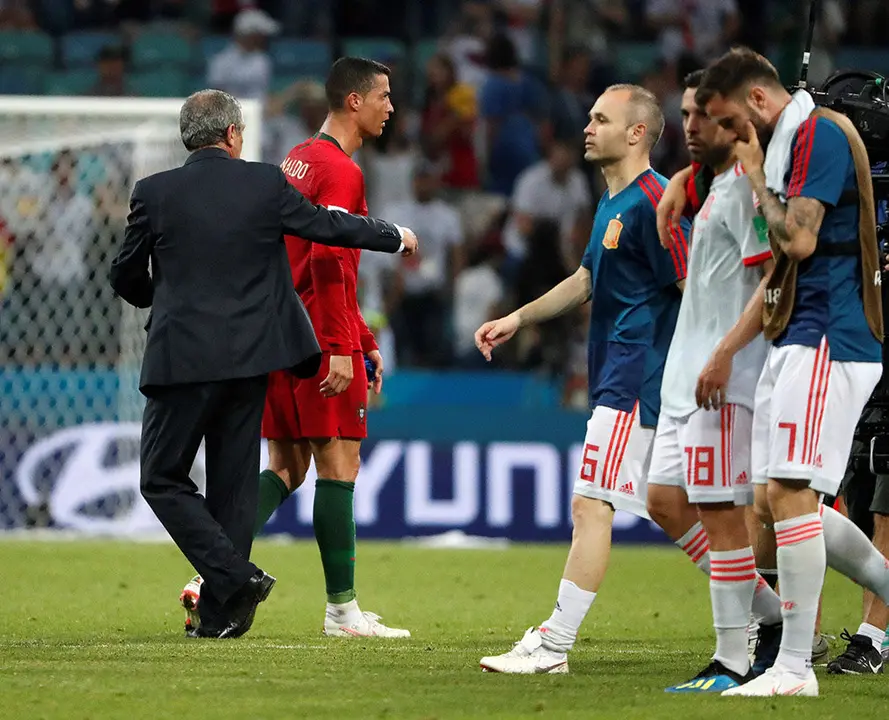 MUN04-242. SOCHI (RUSIA), 15/06/2018.- El delantero portugués Cristiano Ronaldo (c) reacciona tras el partido Portugal-España, del Grupo B del Mundial de Fútbol de Rusia 2018, en el Fisht de Sochi, Rusia, hoy 15 de junio de 2018 (RUSSIA SOCCER FIFA WORLD CUP, Portugal, Spain, Sochi). EFE/Javier Etxezarreta [ATENCIÓN EDITORES: Sólo Uso editorial. Prohibido su uso en referencia con entidad comercial alguna. Prohibido su uso en alertas, descargas o mensajería multimedia en móviles. Las imágenes deberán aparecer como fotografías congeladas y no podrán emular la acción del juego mediante secuencias o fotomontajes. Ninguna imagen publicada podrá ser alterada, mediante texto o imagen superpuesta, en el caso de que (a) intencionalmente oculte o elimine el logotipo de un patrocinador o (b) añada y/o cubra la identificación comercial de terceras partes que no esté oficialmente asociada con la Copa Mundial de la FIFA.]