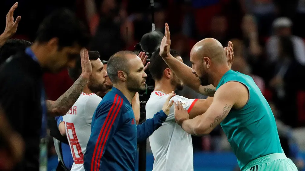 MUN20-257. KAZÁN (RUSIA), 20/06/2018.- Jugadores españole celebran su victoria tras el partido Irán-España, del Grupo B del Mundial de Fútbol de Rusia 2018, en el Kazán Arena de Kazán, Rusia, hoy 20 de junio de 2018 (RUSSIA SOCCER FIFA WORLD CUP, Iran, Spain, Kazan). EFE/Javier Etxezarreta [ATENCIÓN EDITORES: Sólo Uso editorial. Prohibido su uso en referencia con entidad comercial alguna. Prohibido su uso en alertas, descargas o mensajería multimedia en móviles. Las imágenes deberán aparecer como fotografías congeladas y no podrán emular la acción del juego mediante secuencias o fotomontajes. Ninguna imagen publicada podrá ser alterada, mediante texto o imagen superpuesta, en el caso de que (a) intencionalmente oculte o elimine el logotipo de un patrocinador o (b) añada y/o cubra la identificación comercial de terceras partes que no esté oficialmente asociada con la Copa Mundial de la FIFA.]