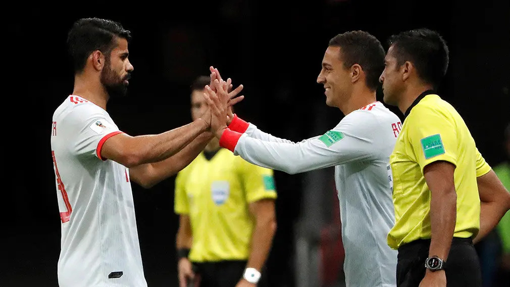 MUN20-246. KAZÁN (RUSIA), 20/06/2018.- El delantero español Rodrigo (d) sustituye al delantero español Diego Costa (i) durante el partido Irán-España, del Grupo B del Mundial de Fútbol de Rusia 2018, en el Kazán Arena de Kazán, Rusia, hoy 20 de junio de 2018 (RUSSIA SOCCER FIFA WORLD CUP, Iran, Spain, Kazan). EFE/Javier Etxezarreta [ATENCIÓN EDITORES: Sólo Uso editorial. Prohibido su uso en referencia con entidad comercial alguna. Prohibido su uso en alertas, descargas o mensajería multimedia en móviles. Las imágenes deberán aparecer como fotografías congeladas y no podrán emular la acción del juego mediante secuencias o fotomontajes. Ninguna imagen publicada podrá ser alterada, mediante texto o imagen superpuesta, en el caso de que (a) intencionalmente oculte o elimine el logotipo de un patrocinador o (b) añada y/o cubra la identificación comercial de terceras partes que no esté oficialmente asociada con la Copa Mundial de la FIFA.]