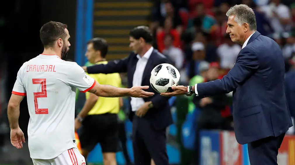 MUN20-251. KAZÁN (RUSIA), 20/06/2018.- El técnico de la selección de fútbol de Irán el portugués Carlos Queiroz (d) y el defensa español Carvajal (d) durante el partido Irán-España, del Grupo B del Mundial de Fútbol de Rusia 2018, en el Kazán Arena de Kazán, Rusia, hoy 20 de junio de 2018 (RUSSIA SOCCER FIFA WORLD CUP, Iran, Spain, Kazan). EFE/Javier Etxezarreta [ATENCIÓN EDITORES: Sólo Uso editorial. Prohibido su uso en referencia con entidad comercial alguna. Prohibido su uso en alertas, descargas o mensajería multimedia en móviles. Las imágenes deberán aparecer como fotografías congeladas y no podrán emular la acción del juego mediante secuencias o fotomontajes. Ninguna imagen publicada podrá ser alterada, mediante texto o imagen superpuesta, en el caso de que (a) intencionalmente oculte o elimine el logotipo de un patrocinador o (b) añada y/o cubra la identificación comercial de terceras partes que no esté oficialmente asociada con la Copa Mundial de la FIFA.]