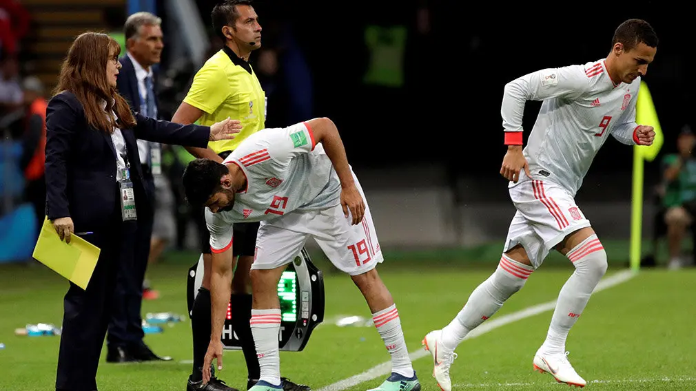 MUN20-277. KAZÁN (RUSIA), 20/06/2018.- El delantero español Rodrigo (d) sustituye al delantero español Diego Costa (i) durante el partido Irán-España, del Grupo B del Mundial de Fútbol de Rusia 2018, en el Kazán Arena de Kazán, Rusia, hoy 20 de junio de 2018 (RUSSIA SOCCER FIFA WORLD CUP, Iran, Spain, Kazan). EFE/Julio Muñoz [ATENCIÓN EDITORES: Sólo Uso editorial. Prohibido su uso en referencia con entidad comercial alguna. Prohibido su uso en alertas, descargas o mensajería multimedia en móviles. Las imágenes deberán aparecer como fotografías congeladas y no podrán emular la acción del juego mediante secuencias o fotomontajes. Ninguna imagen publicada podrá ser alterada, mediante texto o imagen superpuesta, en el caso de que (a) intencionalmente oculte o elimine el logotipo de un patrocinador o (b) añada y/o cubra la identificación comercial de terceras partes que no esté oficialmente asociada con la Copa Mundial de la FIFA.]