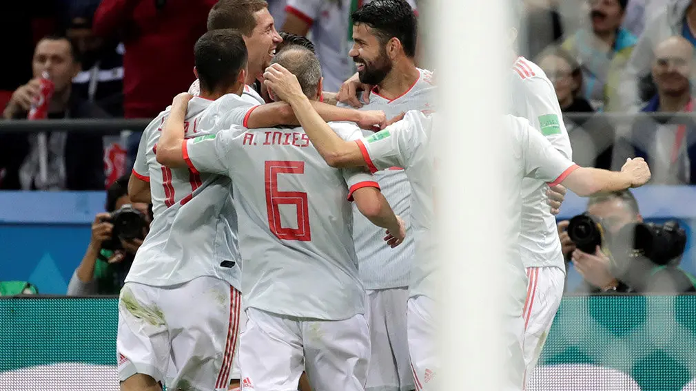 MUN20-180. KAZÁN (RUSIA), 20/06/2018.- Jugadores españoles celebran tras marcar el 1-0 durante el partido Irán-España, del Grupo B del Mundial de Fútbol de Rusia 2018, en el Kazán Arena de Kazán, Rusia, hoy 20 de junio de 2018 (RUSSIA SOCCER FIFA WORLD CUP, Iran, Spain, Kazan). EFE/Julio Muñoz [ATENCIÓN EDITORES: Sólo Uso editorial. Prohibido su uso en referencia con entidad comercial alguna. Prohibido su uso en alertas, descargas o mensajería multimedia en móviles. Las imágenes deberán aparecer como fotografías congeladas y no podrán emular la acción del juego mediante secuencias o fotomontajes. Ninguna imagen publicada podrá ser alterada, mediante texto o imagen superpuesta, en el caso de que (a) intencionalmente oculte o elimine el logotipo de un patrocinador o (b) añada y/o cubra la identificación comercial de terceras partes que no esté oficialmente asociada con la Copa Mundial de la FIFA.]