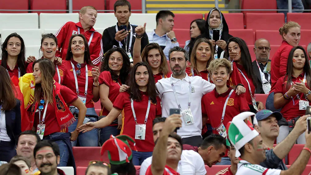 MUN20-150. KAZÁN (RUSIA), 20/06/2018.- Jugadores de la selección española de fútbol animan a sus compañeros durante el partido Irán-España, del Grupo B del Mundial de Fútbol de Rusia 2018, en el Kazán Arena de Kazán, Rusia, hoy 20 de junio de 2018 (RUSSIA SOCCER FIFA WORLD CUP, Iran, Spain, Kazan). EFE/Julio Muñoz [ATENCIÓN EDITORES: Sólo Uso editorial. Prohibido su uso en referencia con entidad comercial alguna. Prohibido su uso en alertas, descargas o mensajería multimedia en móviles. Las imágenes deberán aparecer como fotografías congeladas y no podrán emular la acción del juego mediante secuencias o fotomontajes. Ninguna imagen publicada podrá ser alterada, mediante texto o imagen superpuesta, en el caso de que (a) intencionalmente oculte o elimine el logotipo de un patrocinador o (b) añada y/o cubra la identificación comercial de terceras partes que no esté oficialmente asociada con la Copa Mundial de la FIFA.]