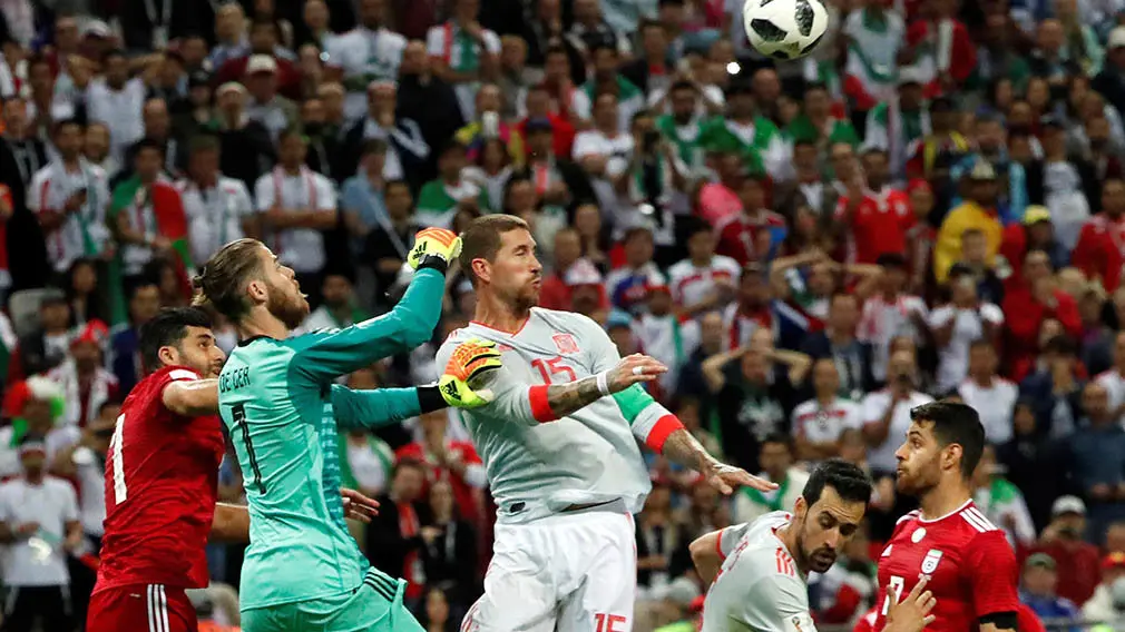 MUN20-272. KAZÁN (RUSIA), 20/06/2018.- El defensa español Sergio Ramos (c) y el portero español De Gea (2-i) durante el partido Irán-España, del Grupo B del Mundial de Fútbol de Rusia 2018, en el Kazán Arena de Kazán, Rusia, hoy 20 de junio de 2018 (RUSSIA SOCCER FIFA WORLD CUP, Iran, Spain, Kazan). EFE/Javier Etxezarreta [ATENCIÓN EDITORES: Sólo Uso editorial. Prohibido su uso en referencia con entidad comercial alguna. Prohibido su uso en alertas, descargas o mensajería multimedia en móviles. Las imágenes deberán aparecer como fotografías congeladas y no podrán emular la acción del juego mediante secuencias o fotomontajes. Ninguna imagen publicada podrá ser alterada, mediante texto o imagen superpuesta, en el caso de que (a) intencionalmente oculte o elimine el logotipo de un patrocinador o (b) añada y/o cubra la identificación comercial de terceras partes que no esté oficialmente asociada con la Copa Mundial de la FIFA.]