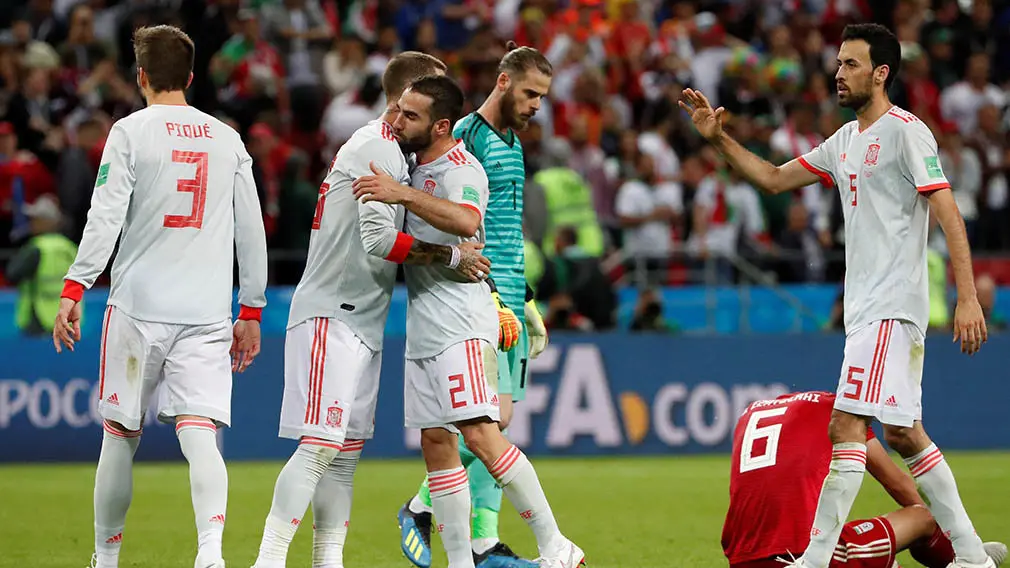 MUN20-257. KAZÁN (RUSIA), 20/06/2018.- Jugadores españole celebran su victoria tras el partido Irán-España, del Grupo B del Mundial de Fútbol de Rusia 2018, en el Kazán Arena de Kazán, Rusia, hoy 20 de junio de 2018 (RUSSIA SOCCER FIFA WORLD CUP, Iran, Spain, Kazan). EFE/Javier Etxezarreta [ATENCIÓN EDITORES: Sólo Uso editorial. Prohibido su uso en referencia con entidad comercial alguna. Prohibido su uso en alertas, descargas o mensajería multimedia en móviles. Las imágenes deberán aparecer como fotografías congeladas y no podrán emular la acción del juego mediante secuencias o fotomontajes. Ninguna imagen publicada podrá ser alterada, mediante texto o imagen superpuesta, en el caso de que (a) intencionalmente oculte o elimine el logotipo de un patrocinador o (b) añada y/o cubra la identificación comercial de terceras partes que no esté oficialmente asociada con la Copa Mundial de la FIFA.]