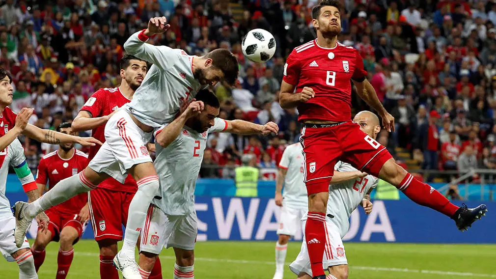 MUN20-162. KAZÁN (RUSIA), 20/06/2018.- El defensa español Gerard Piqué (i) y el defensa iraní Morteza Pouraligan durante el partido Irán-España, del Grupo B del Mundial de Fútbol de Rusia 2018, en el Kazán Arena de Kazán, Rusia, hoy 20 de junio de 2018 (RUSSIA SOCCER FIFA WORLD CUP, Iran, Spain, Kazan). EFE/Javier Etxezarreta [ATENCIÓN EDITORES: Sólo Uso editorial. Prohibido su uso en referencia con entidad comercial alguna. Prohibido su uso en alertas, descargas o mensajería multimedia en móviles. Las imágenes deberán aparecer como fotografías congeladas y no podrán emular la acción del juego mediante secuencias o fotomontajes. Ninguna imagen publicada podrá ser alterada, mediante texto o imagen superpuesta, en el caso de que (a) intencionalmente oculte o elimine el logotipo de un patrocinador o (b) añada y/o cubra la identificación comercial de terceras partes que no esté oficialmente asociada con la Copa Mundial de la FIFA.]