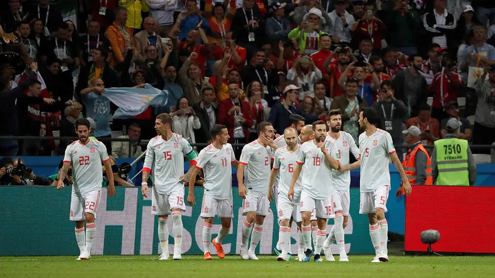 MUN20-166. KAZÁN (RUSIA), 20/06/2018.- Jugadores españoles celebran el 1-0 durante el partido Irán-España, del Grupo B del Mundial de Fútbol de Rusia 2018, en el Kazán Arena de Kazán, Rusia, hoy 20 de junio de 2018 (RUSSIA SOCCER FIFA WORLD CUP, Iran, Spain, Kazan). EFE/Javier Etxezarreta [ATENCIÓN EDITORES: Sólo Uso editorial. Prohibido su uso en referencia con entidad comercial alguna. Prohibido su uso en alertas, descargas o mensajería multimedia en móviles. Las imágenes deberán aparecer como fotografías congeladas y no podrán emular la acción del juego mediante secuencias o fotomontajes. Ninguna imagen publicada podrá ser alterada, mediante texto o imagen superpuesta, en el caso de que (a) intencionalmente oculte o elimine el logotipo de un patrocinador o (b) añada y/o cubra la identificación comercial de terceras partes que no esté oficialmente asociada con la Copa Mundial de la FIFA.]