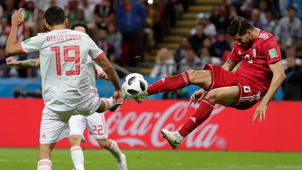 MUN20-222. KAZÁN (RUSIA), 20/06/2018.- El centrocampista iraní Saeid Ezatolahi (d) y el delantero español Diego Costa durante el partido Irán-España, del Grupo B del Mundial de Fútbol de Rusia 2018, en el Kazán Arena de Kazán, Rusia, hoy 20 de junio de 2018 (RUSSIA SOCCER FIFA WORLD CUP, Iran, Spain, Kazan). EFE/Julio Muñoz [ATENCIÓN EDITORES: Sólo Uso editorial. Prohibido su uso en referencia con entidad comercial alguna. Prohibido su uso en alertas, descargas o mensajería multimedia en móviles. Las imágenes deberán aparecer como fotografías congeladas y no podrán emular la acción del juego mediante secuencias o fotomontajes. Ninguna imagen publicada podrá ser alterada, mediante texto o imagen superpuesta, en el caso de que (a) intencionalmente oculte o elimine el logotipo de un patrocinador o (b) añada y/o cubra la identificación comercial de terceras partes que no esté oficialmente asociada con la Copa Mundial de la FIFA.]
