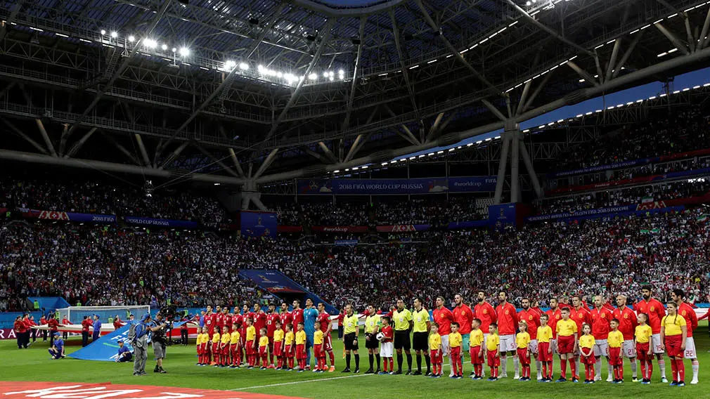 MUN20-144. KAZÁN (RUSIA), 20/06/2018.- Jugadores iraníes y españoles antes del partido Irán-España, del Grupo B del Mundial de Fútbol de Rusia 2018, en el Kazán Arena de Kazán, Rusia, hoy 20 de junio de 2018 (RUSSIA SOCCER FIFA WORLD CUP, Iran, Spain, Kazan). EFE/Julio Muñoz [ATENCIÓN EDITORES: Sólo Uso editorial. Prohibido su uso en referencia con entidad comercial alguna. Prohibido su uso en alertas, descargas o mensajería multimedia en móviles. Las imágenes deberán aparecer como fotografías congeladas y no podrán emular la acción del juego mediante secuencias o fotomontajes. Ninguna imagen publicada podrá ser alterada, mediante texto o imagen superpuesta, en el caso de que (a) intencionalmente oculte o elimine el logotipo de un patrocinador o (b) añada y/o cubra la identificación comercial de terceras partes que no esté oficialmente asociada con la Copa Mundial de la FIFA.]