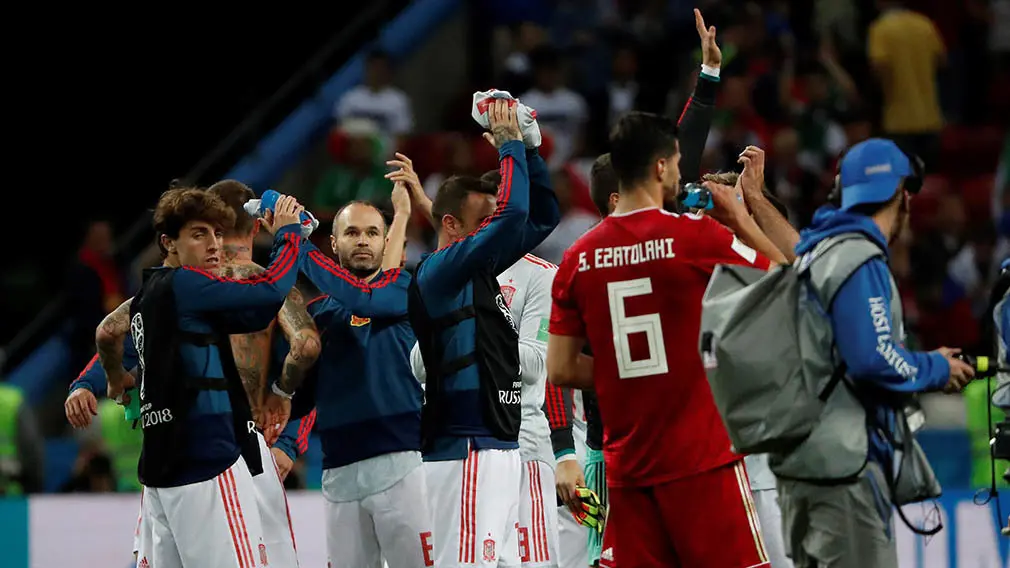 MUN20-255. KAZÁN (RUSIA), 20/06/2018.- Jugadores españoles celebran su victoria tras el partido Irán-España, del Grupo B del Mundial de Fútbol de Rusia 2018, en el Kazán Arena de Kazán, Rusia, hoy 20 de junio de 2018 (RUSSIA SOCCER FIFA WORLD CUP, Iran, Spain, Kazan). EFE/Javier Etxezarreta [ATENCIÓN EDITORES: Sólo Uso editorial. Prohibido su uso en referencia con entidad comercial alguna. Prohibido su uso en alertas, descargas o mensajería multimedia en móviles. Las imágenes deberán aparecer como fotografías congeladas y no podrán emular la acción del juego mediante secuencias o fotomontajes. Ninguna imagen publicada podrá ser alterada, mediante texto o imagen superpuesta, en el caso de que (a) intencionalmente oculte o elimine el logotipo de un patrocinador o (b) añada y/o cubra la identificación comercial de terceras partes que no esté oficialmente asociada con la Copa Mundial de la FIFA.]