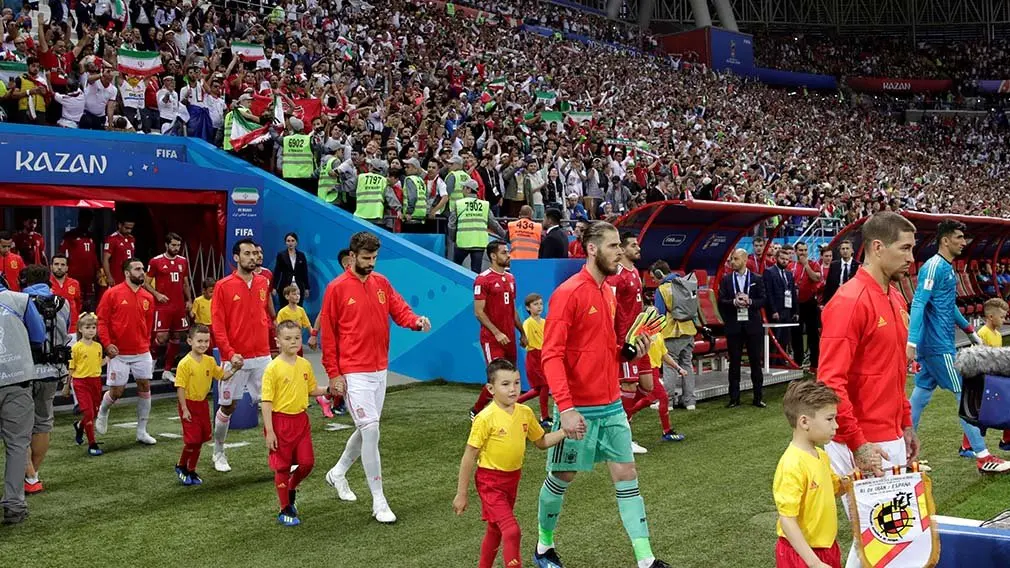 MUN20-146. KAZÁN (RUSIA), 20/06/2018.- Jugadores españoles antes del partido Irán-España, del Grupo B del Mundial de Fútbol de Rusia 2018, en el Kazán Arena de Kazán, Rusia, hoy 20 de junio de 2018 (RUSSIA SOCCER FIFA WORLD CUP, Iran, Spain, Kazan). EFE/Julio Muñoz [ATENCIÓN EDITORES: Sólo Uso editorial. Prohibido su uso en referencia con entidad comercial alguna. Prohibido su uso en alertas, descargas o mensajería multimedia en móviles. Las imágenes deberán aparecer como fotografías congeladas y no podrán emular la acción del juego mediante secuencias o fotomontajes. Ninguna imagen publicada podrá ser alterada, mediante texto o imagen superpuesta, en el caso de que (a) intencionalmente oculte o elimine el logotipo de un patrocinador o (b) añada y/o cubra la identificación comercial de terceras partes que no esté oficialmente asociada con la Copa Mundial de la FIFA.]