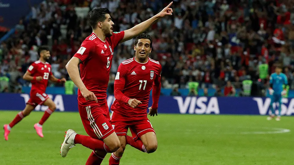 MUN20-198. KAZÁN (RUSIA), 20/06/2018.- El centrocampista iraní Saeid Ezatolahi (i) celebra un gol anulado después tras la revisión del VAR durante el partido Irán-España, del Grupo B del Mundial de Fútbol de Rusia 2018, en el Kazán Arena de Kazán, Rusia, hoy 20 de junio de 2018 (RUSSIA SOCCER FIFA WORLD CUP, Iran, Spain, Kazan). EFE/Javier Etxezarreta [ATENCIÓN EDITORES: Sólo Uso editorial. Prohibido su uso en referencia con entidad comercial alguna. Prohibido su uso en alertas, descargas o mensajería multimedia en móviles. Las imágenes deberán aparecer como fotografías congeladas y no podrán emular la acción del juego mediante secuencias o fotomontajes. Ninguna imagen publicada podrá ser alterada, mediante texto o imagen superpuesta, en el caso de que (a) intencionalmente oculte o elimine el logotipo de un patrocinador o (b) añada y/o cubra la identificación comercial de terceras partes que no esté oficialmente asociada con la Copa Mundial de la FIFA.]